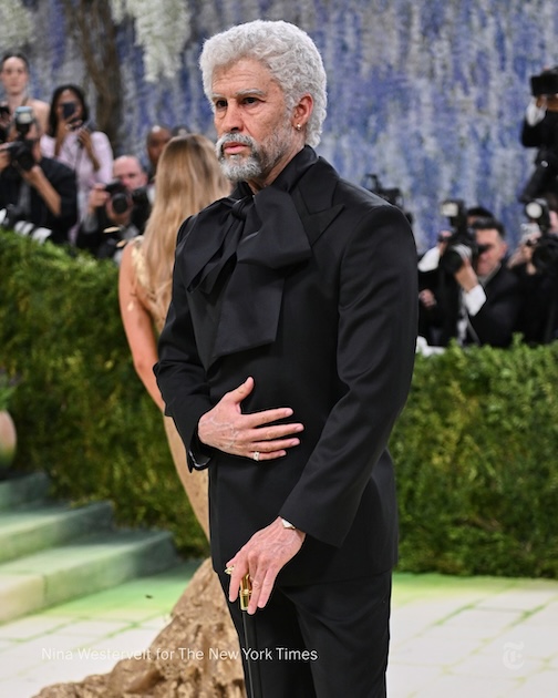 Bad Bunny arrived at the Net Gala disguised as an 80-year-old.
